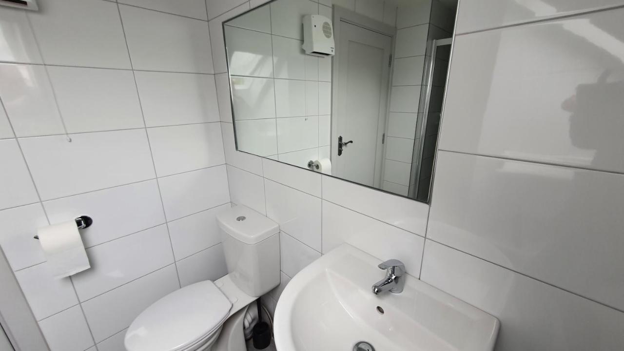 Pasta Factory Guest Rooms Голвей Екстер'єр фото